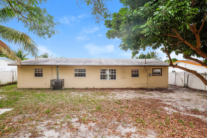 2,760/Mo, 1280 Sw 10Th Ter Deerfield Beach, FL 33441 Rear View