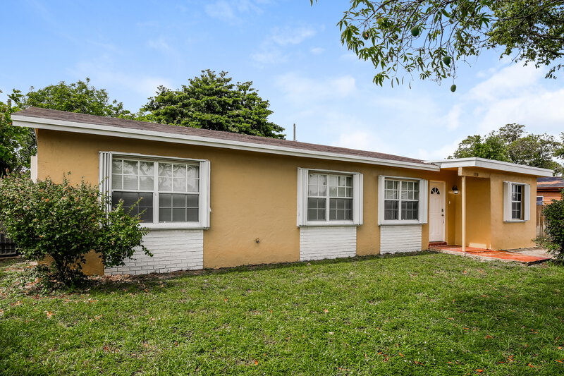2,825/Mo, 2730 NW 23rd Street Fort Lauderdale, FL 33311 Front View 2
