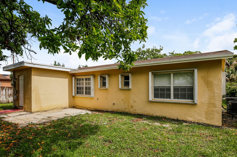 2,825/Mo, 2730 NW 23rd Street Fort Lauderdale, FL 33311 Rear View