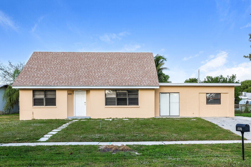 2,535/Mo, 4307 Brooks Avenue West Palm Beach, FL 33407 External View