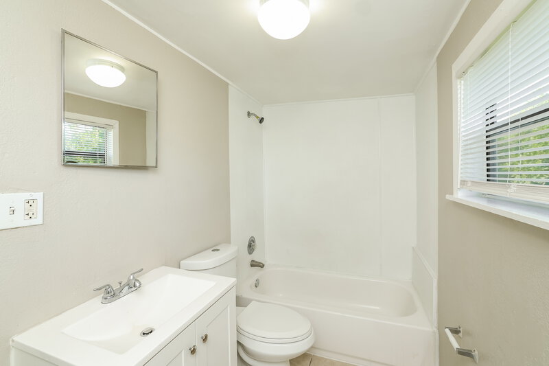 2,535/Mo, 4307 Brooks Avenue West Palm Beach, FL 33407 Bathroom View