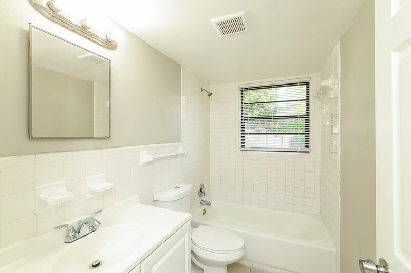 2,535/Mo, 4307 Brooks Avenue West Palm Beach, FL 33407 Bathroom View 2