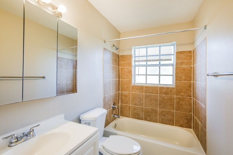 3,040/Mo, 650 W Campus Cir Fort Lauderdale, FL 33312 Bathroom View