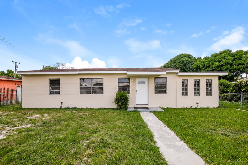 3,000/Mo, 3270 NW 177th Terrace Miami Gardens, FL 33056 External View