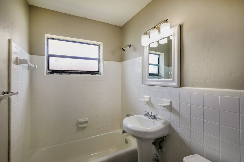 3,000/Mo, 3270 NW 177th Terrace Miami Gardens, FL 33056 Bathroom View
