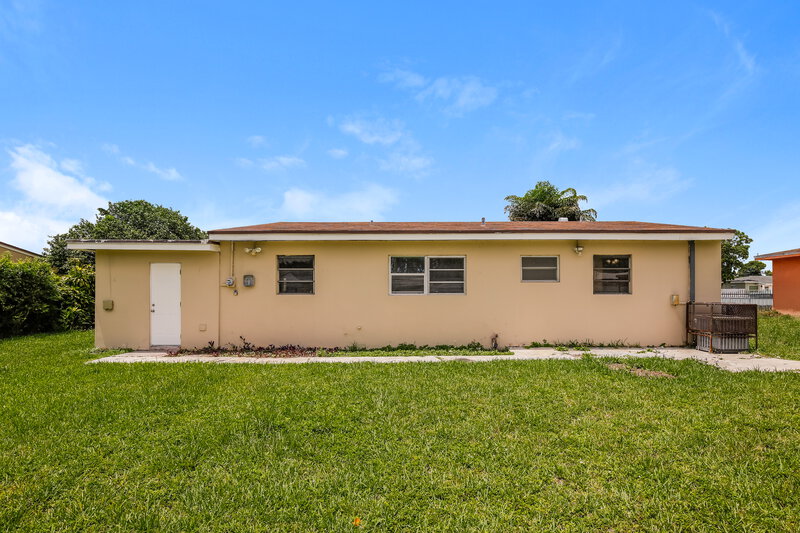 3,000/Mo, 3270 NW 177th Terrace Miami Gardens, FL 33056 Rear View