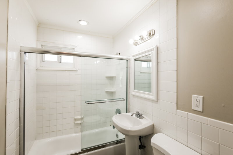 2,020/Mo, 1249 N 16th Avenue Lake Worth Beach, FL 33460 Bathroom View