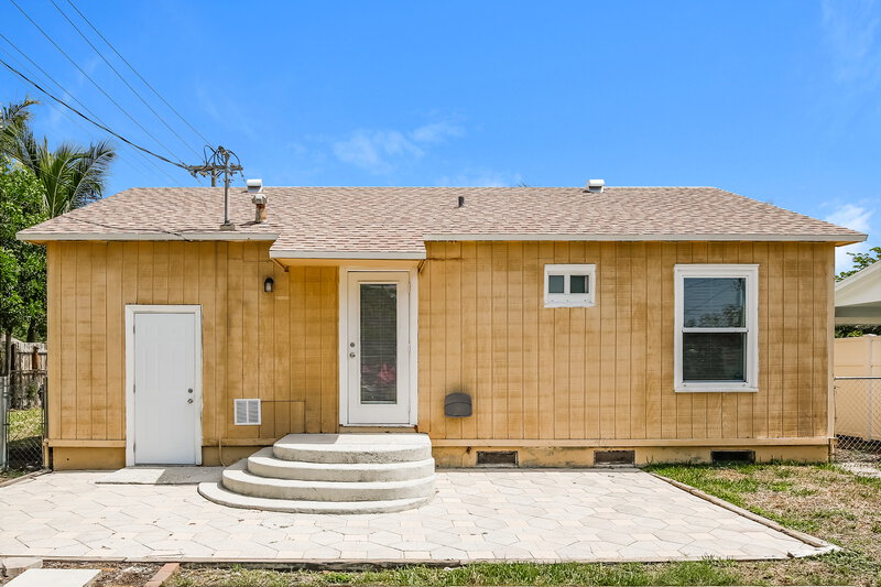 2,020/Mo, 1249 N 16th Avenue Lake Worth Beach, FL 33460 Rear View