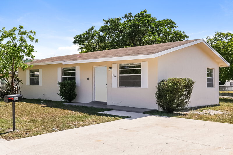 2,295/Mo, 809 NW 2nd Avenue Hallandale Beach, FL 33009 Front View