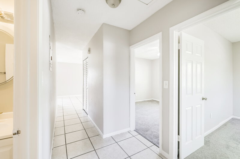 2,295/Mo, 809 NW 2nd Avenue Hallandale Beach, FL 33009 Hallway View
