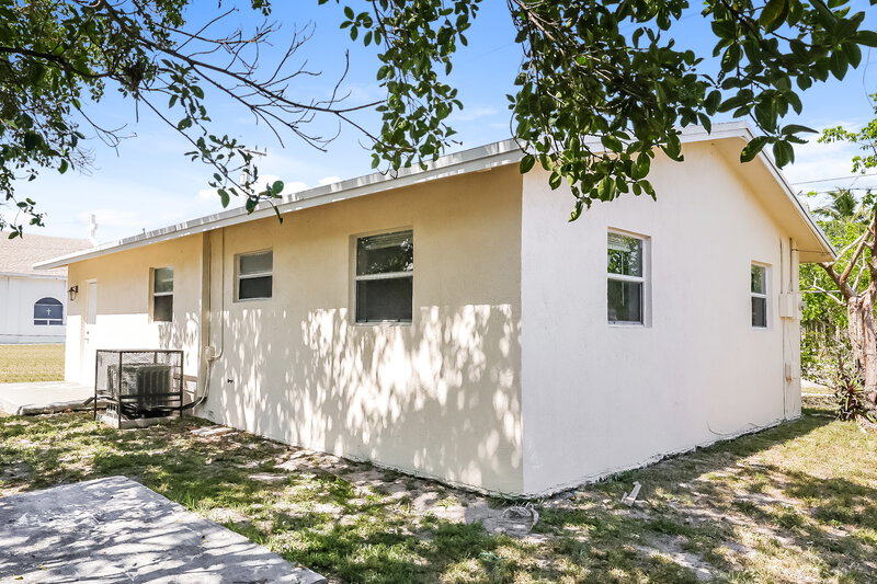 2,295/Mo, 809 NW 2nd Avenue Hallandale Beach, FL 33009 Rear View