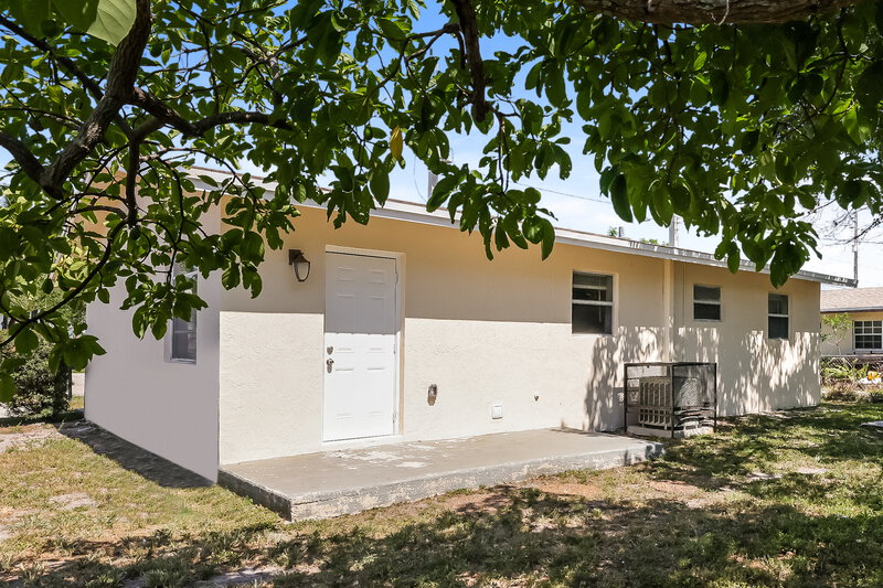 2,295/Mo, 809 NW 2nd Avenue Hallandale Beach, FL 33009 Rear View 2