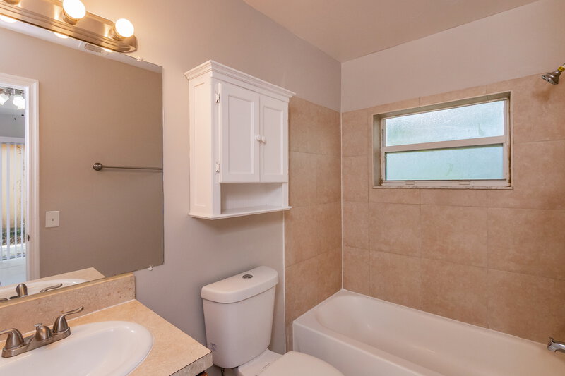 2,310/Mo, 4082 Eastridge Drive Deerfield Beach, FL 33064 Main Bathroom View