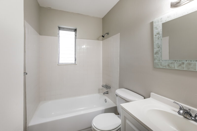 2,040/Mo, 3260 NW 16th Street Lauderhill, FL 33311 Main Bathroom View