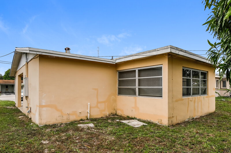 2,040/Mo, 3260 NW 16th Street Lauderhill, FL 33311 Rear View