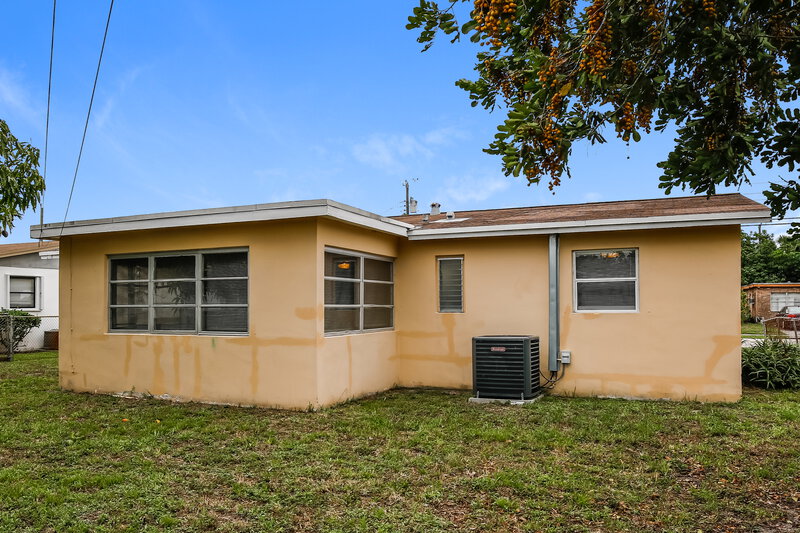 2,040/Mo, 3260 NW 16th Street Lauderhill, FL 33311 Rear View 2