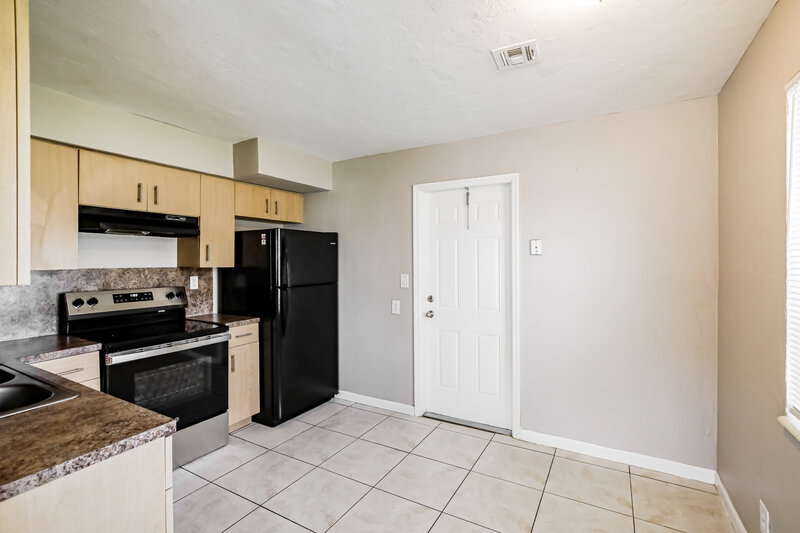 2,185/Mo, 3120 NW 5th Court Lauderhill, FL 33311 Kitchen View