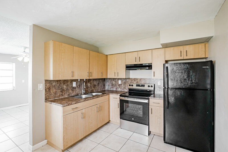 2,185/Mo, 3120 NW 5th Court Lauderhill, FL 33311 Kitchen View 2