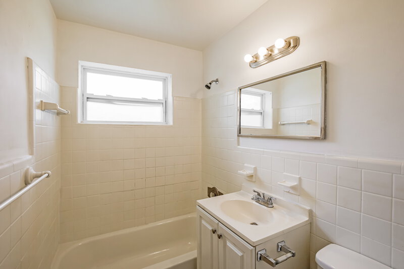 2,185/Mo, 3120 NW 5th Court Lauderhill, FL 33311 Bathroom View