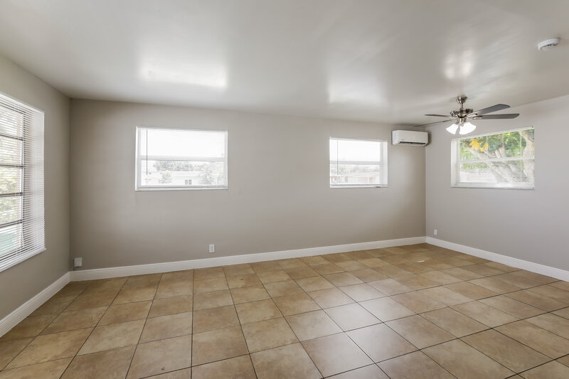 2,390/Mo, 1841 NW 152nd Street Miami Gardens, FL 33054 Living Room View 3
