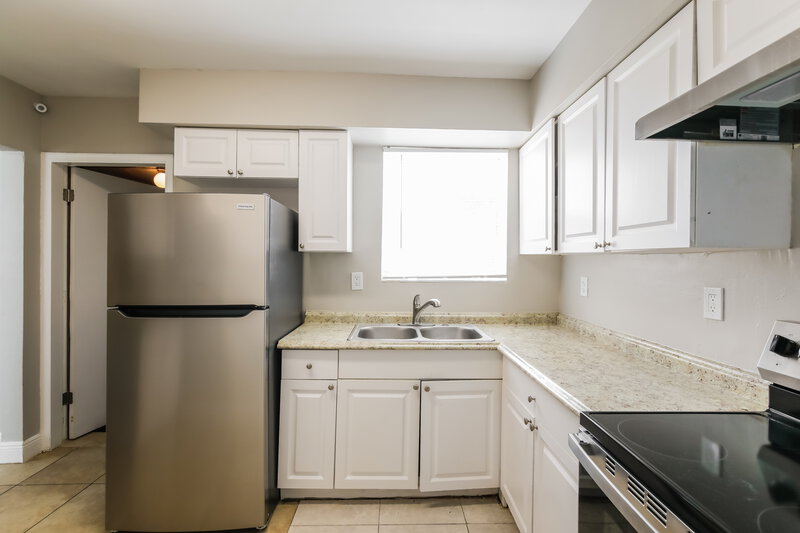 2,390/Mo, 1841 NW 152nd Street Miami Gardens, FL 33054 Kitchen View