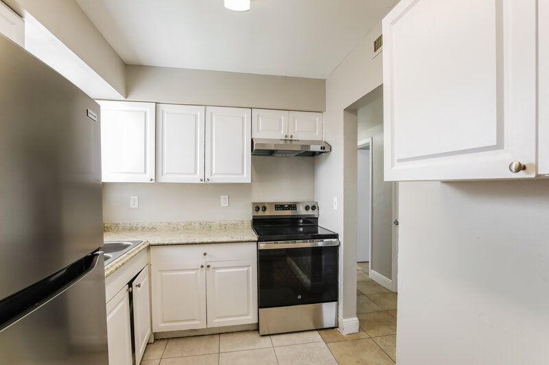 2,390/Mo, 1841 NW 152nd Street Miami Gardens, FL 33054 Kitchen View 2