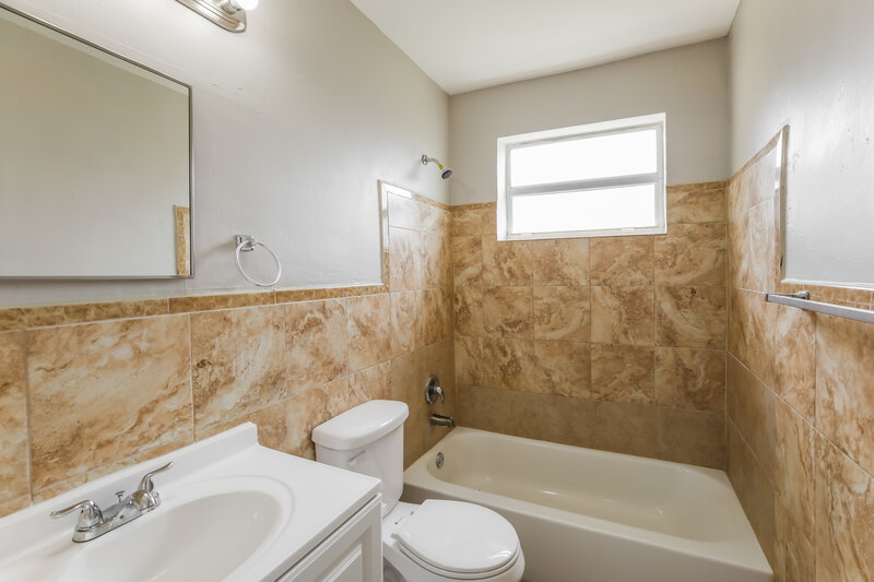 2,390/Mo, 1841 NW 152nd Street Miami Gardens, FL 33054 Main Bathroom View