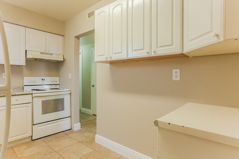 2,575/Mo, 1841 NW 152nd Street Miami Gardens, FL 33054 Kitchen View 2