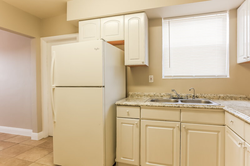 2,575/Mo, 1841 NW 152nd Street Miami Gardens, FL 33054 Kitchen View 3