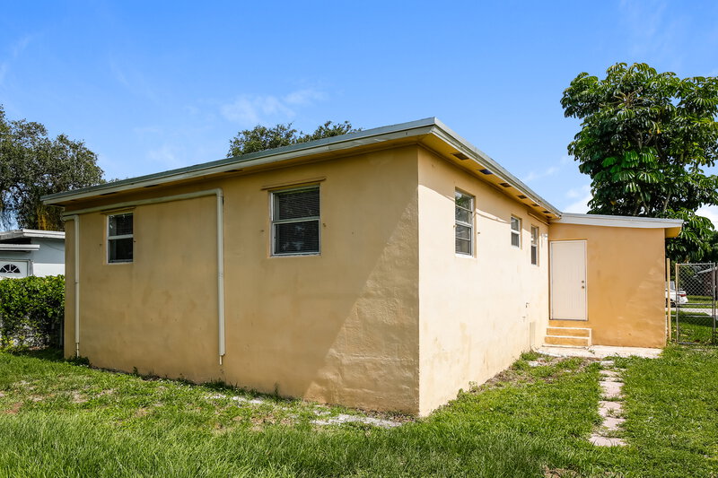 2,390/Mo, 1841 NW 152nd Street Miami Gardens, FL 33054 Rear View