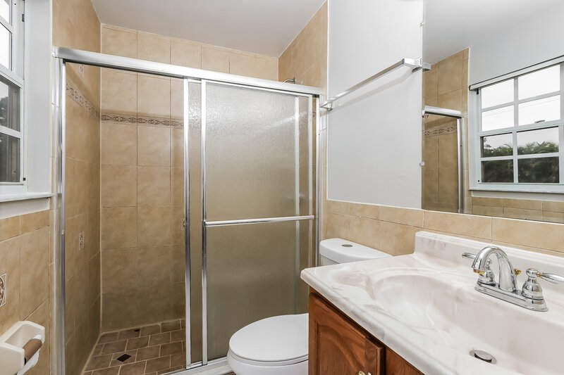 1,960/Mo, 1576 SW Pitts Avenue Port Saint Lucie, FL 34953 Main Bathroom View