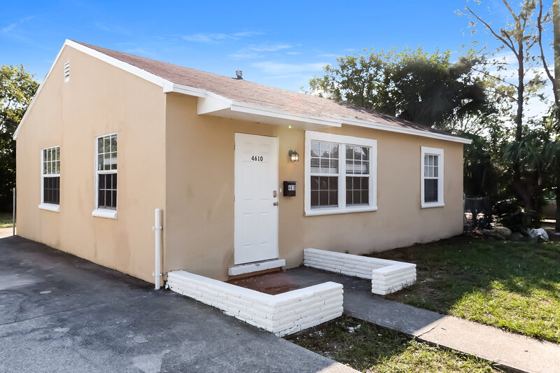 1,850/Mo, 4610 Pinewood Avenue West Palm Beach, FL 33407 Front View 2