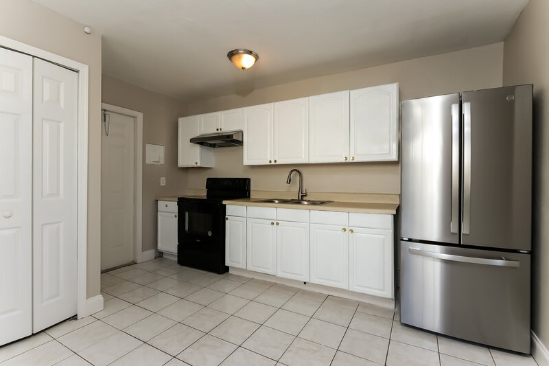 1,850/Mo, 4610 Pinewood Avenue West Palm Beach, FL 33407 Kitchen View 2