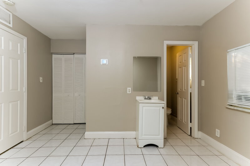 1,850/Mo, 4610 Pinewood Avenue West Palm Beach, FL 33407 Main Bedroom View 2