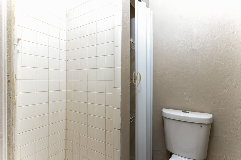 1,850/Mo, 4610 Pinewood Avenue West Palm Beach, FL 33407 Main Bathroom View