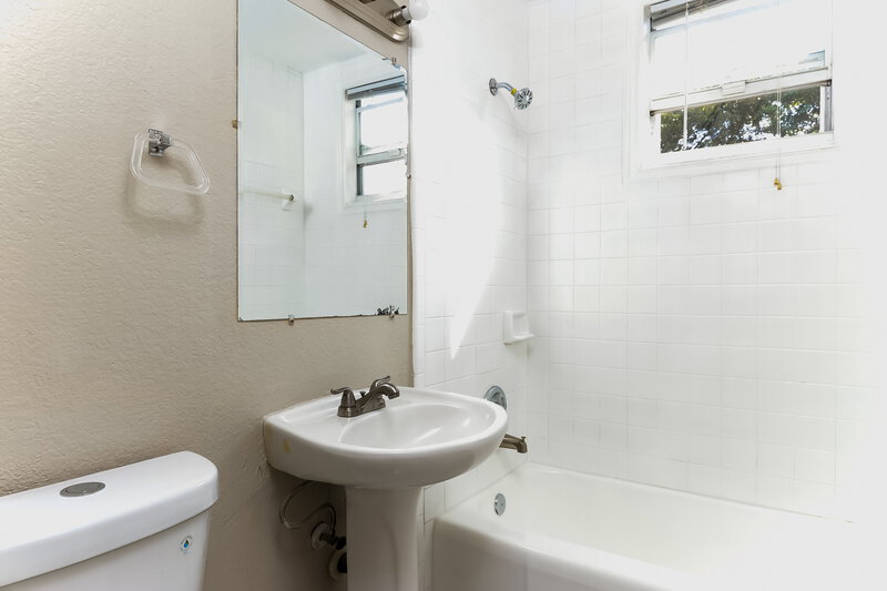 1,850/Mo, 4610 Pinewood Avenue West Palm Beach, FL 33407 Bathroom View