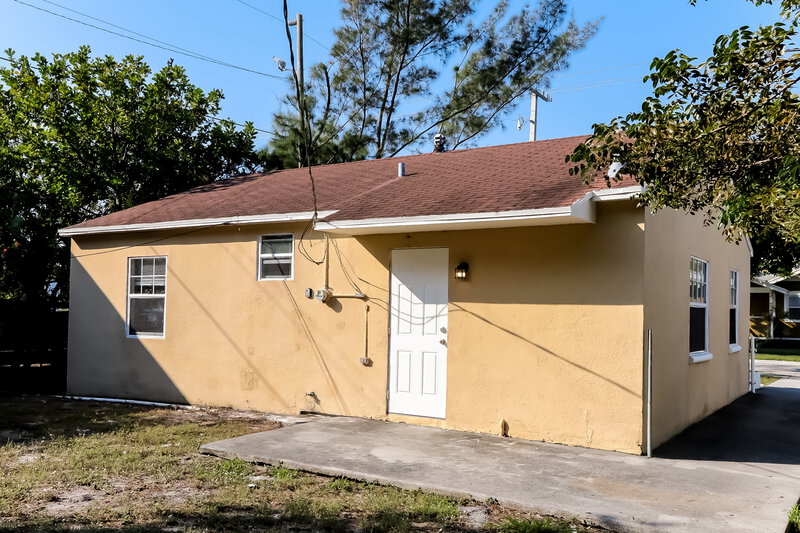 1,850/Mo, 4610 Pinewood Avenue West Palm Beach, FL 33407 Rear View