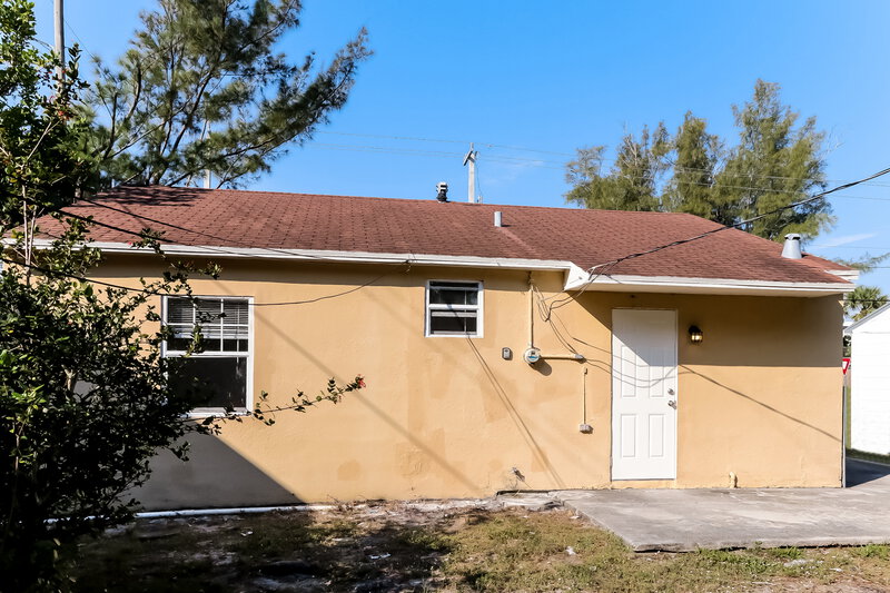 1,850/Mo, 4610 Pinewood Avenue West Palm Beach, FL 33407 Rear View 2
