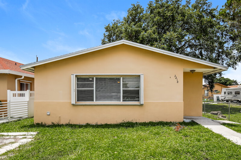 2,110/Mo, 2218 Farragut Street Hollywood, FL 33020 External View
