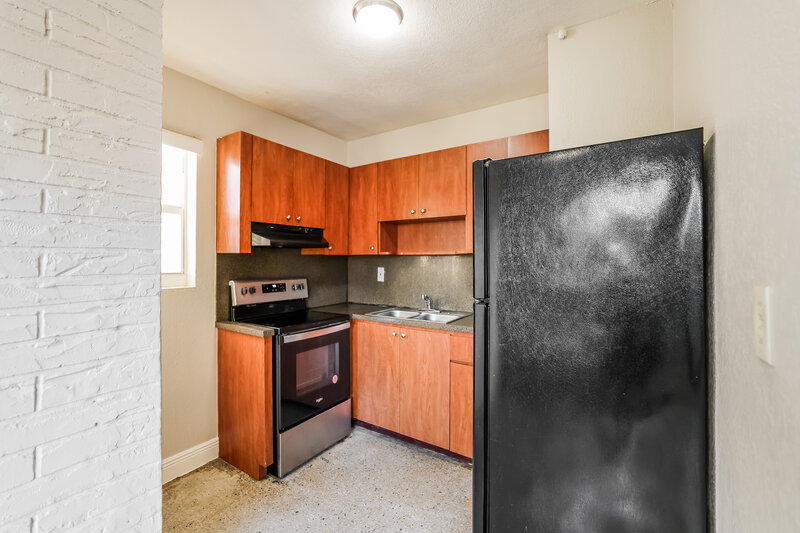 3,190/Mo, 2218 Farragut Street Hollywood, FL 33020 Kitchen View 2