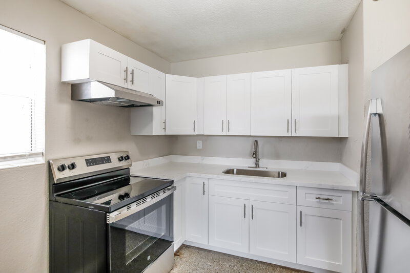 2,110/Mo, 2218 Farragut Street Hollywood, FL 33020 Kitchen View