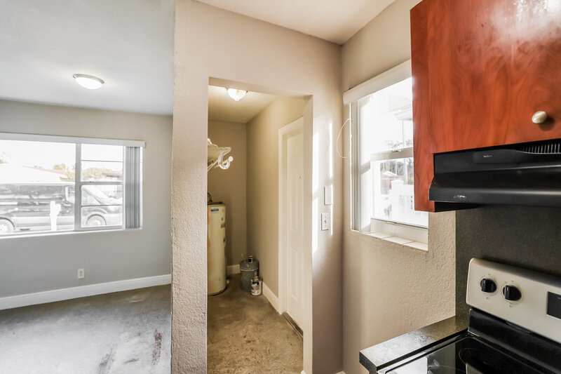 3,190/Mo, 2218 Farragut Street Hollywood, FL 33020 Kitchen View 3