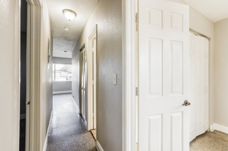 3,190/Mo, 2218 Farragut Street Hollywood, FL 33020 Hallway View