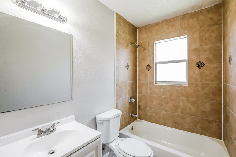 2,110/Mo, 2218 Farragut Street Hollywood, FL 33020 Main Bathroom View