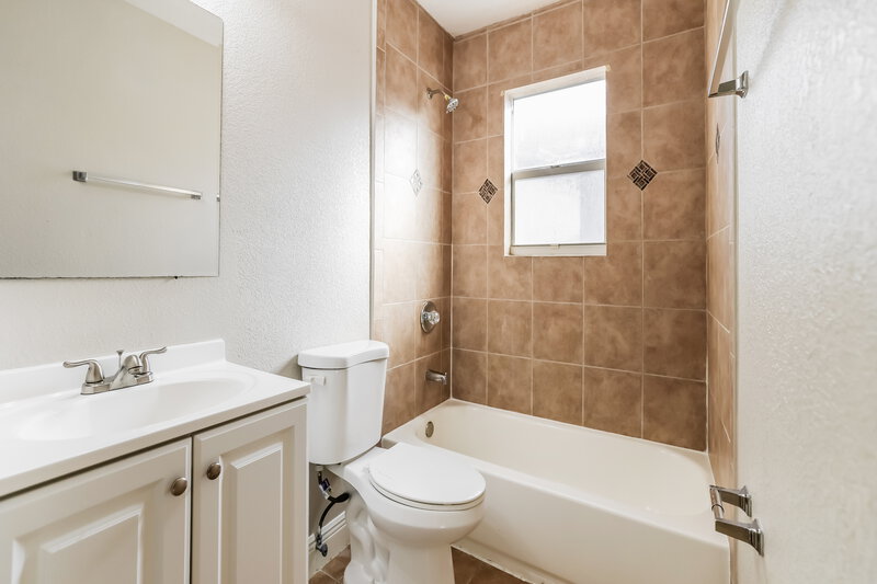 3,190/Mo, 2218 Farragut Street Hollywood, FL 33020 Main Bathroom View