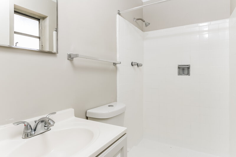 2,600/Mo, 201 Newcastle Street Boca Raton, FL 33487 Main Bathroom View