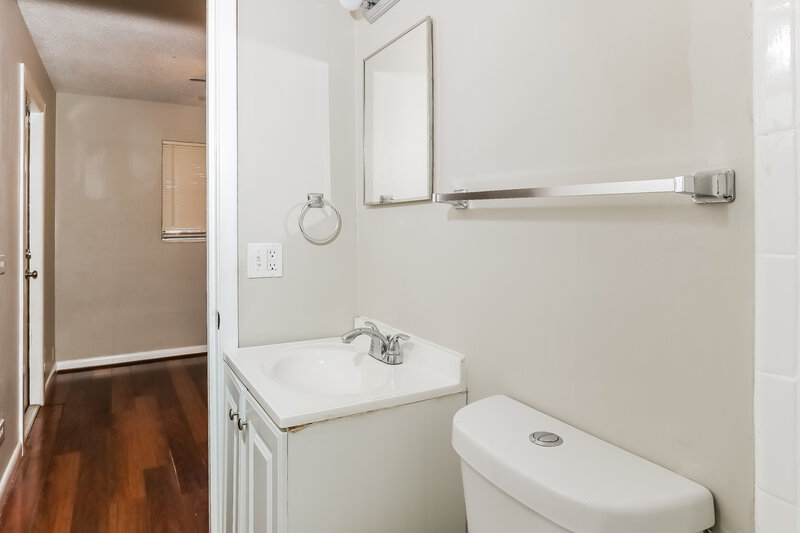 2,600/Mo, 201 Newcastle Street Boca Raton, FL 33487 Main Bathroom View 2