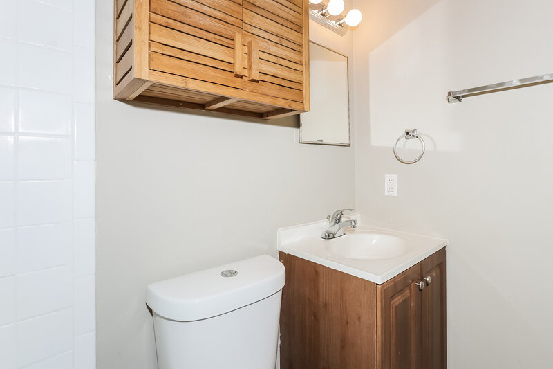 2,600/Mo, 201 Newcastle Street Boca Raton, FL 33487 Bathroom View 2