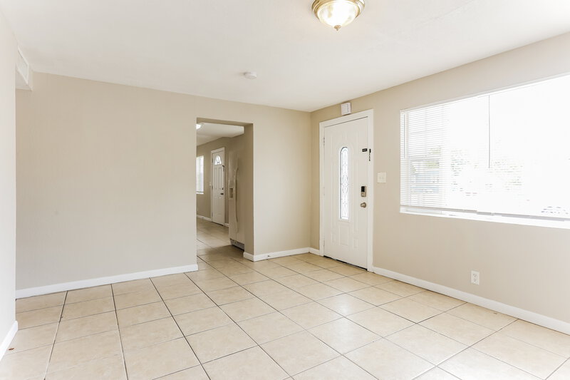 2,435/Mo, 1564 Nw 3 Way Pompano Beach, FL 33060 Living Room View 2