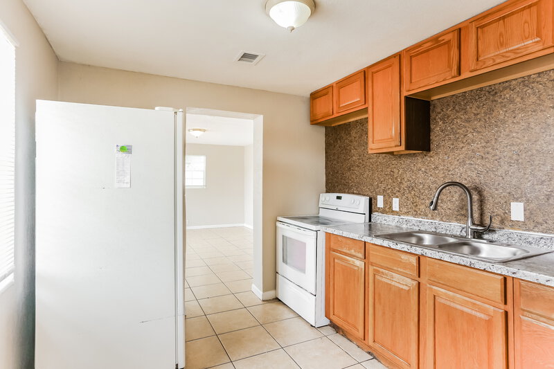 2,435/Mo, 1564 Nw 3 Way Pompano Beach, FL 33060 Kitchen View 2